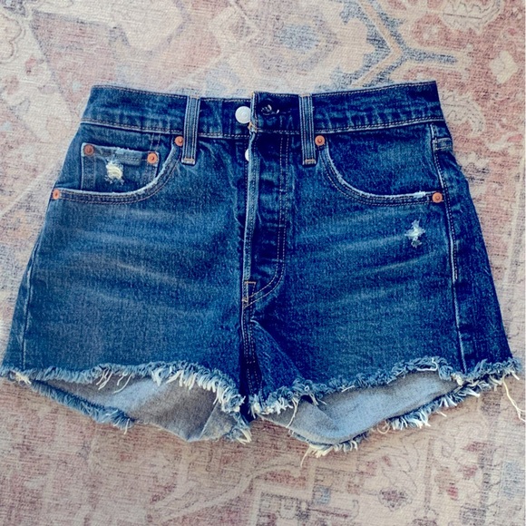 Levi’s Raw Hem/Distressed Women’s Jean Shorts - Picture 1 of 8